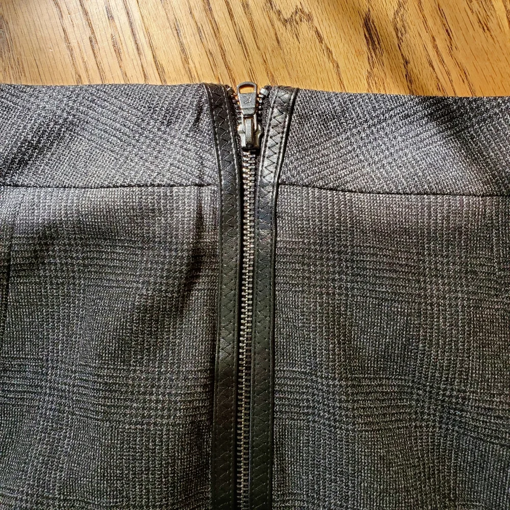 Rekucci collection skirt with leather details size 6. - Picture 5 of 8